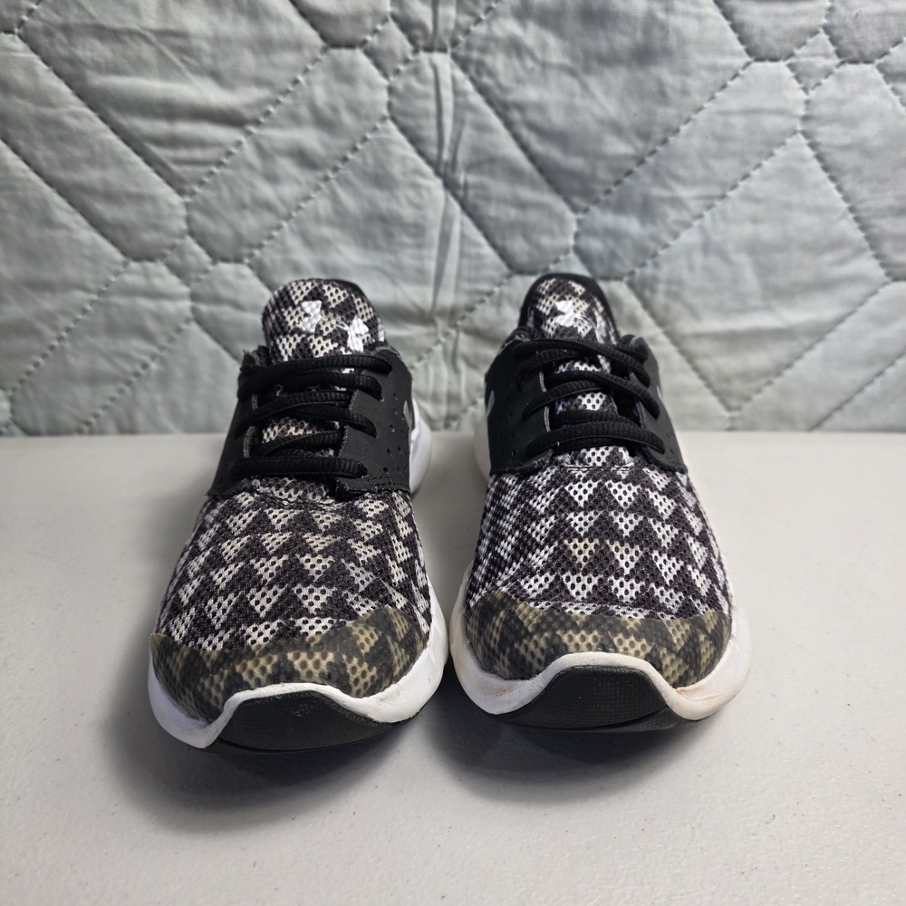 Under Armour kids' athletic sneakers in black and white.
Size 3.5Y - Picture 5 of 8